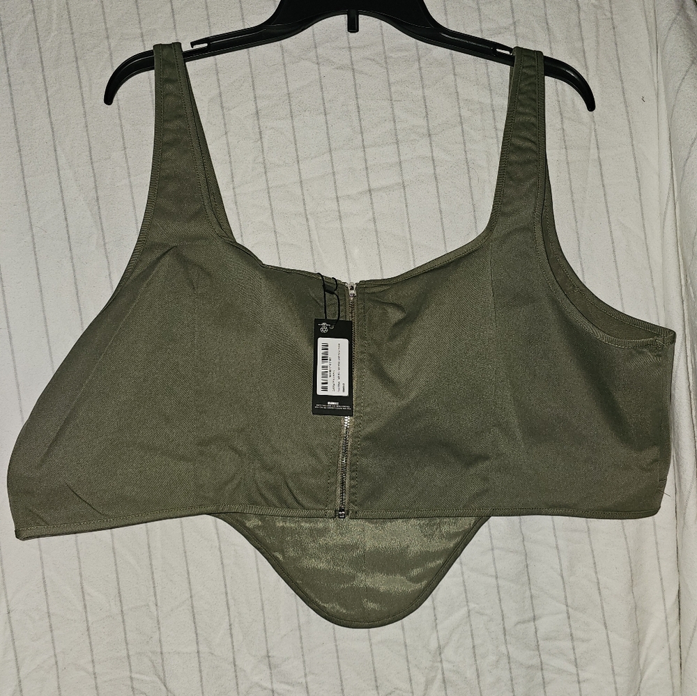 PrettyLittleThing Olive Crop Top - Picture 2 of 3